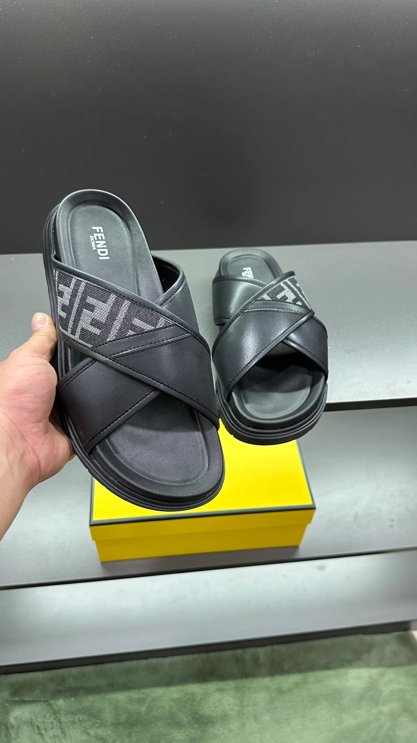 P300 [Fendi Slippers] High-end men's shoes brand, official website 1:1 latest masterpiece: original mold customization, fabrics made of imported original materials, upgraded outsole, lighter and non-slip. The market's top quality, simple yet tasteful, a must-have for fashionistas, fashionable at your feet, full of confidence, the same style at the counter 👍The season of summer slippers is here. Code: 38-45, 46 order
